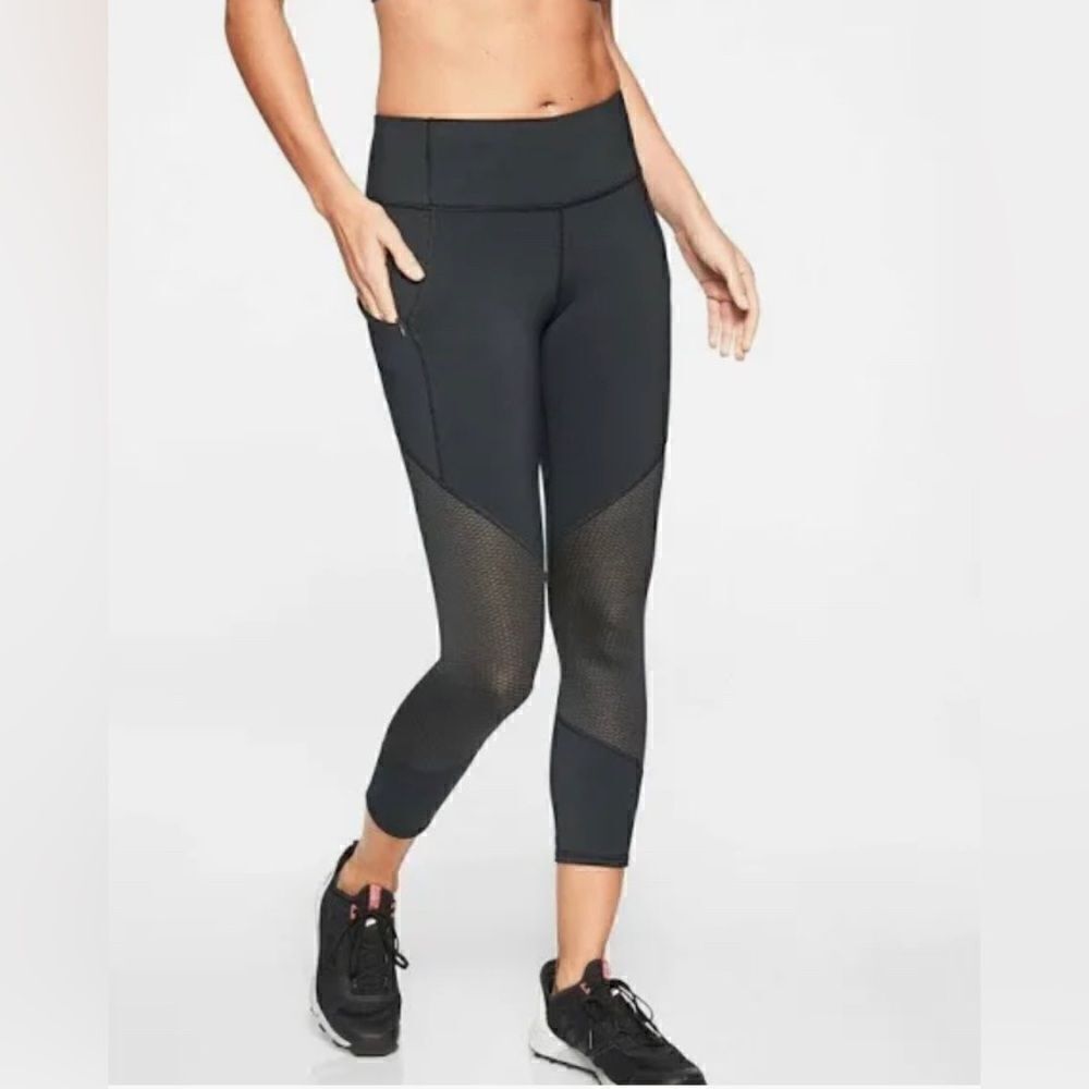 Athleta black mesh contender capri sz small